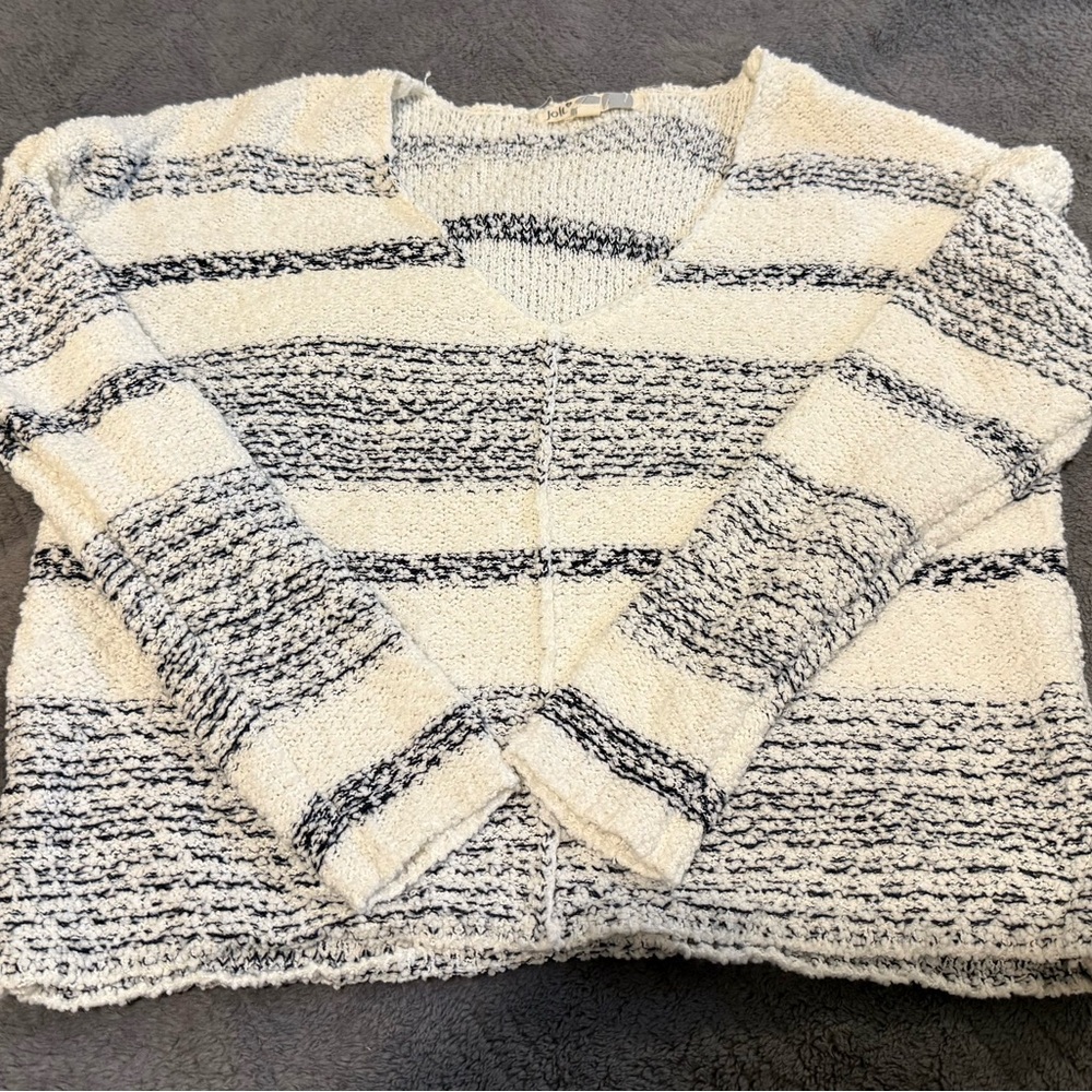 Jolt Women's V-Neck Sweater in Black and Cream